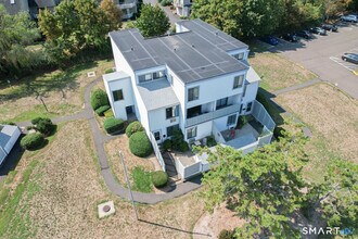 2 Hamre Ln in Branford, CT - Building Photo - Building Photo