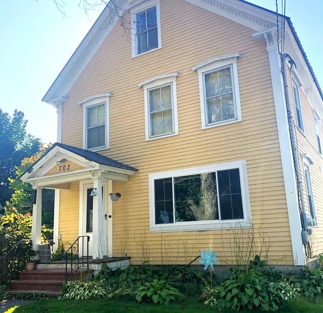703 Main St in Monmouth, ME - Foto de edificio - Building Photo