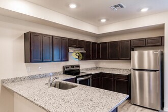 12225 Tetzel Ave in Port Charlotte, FL - Foto de edificio - Building Photo