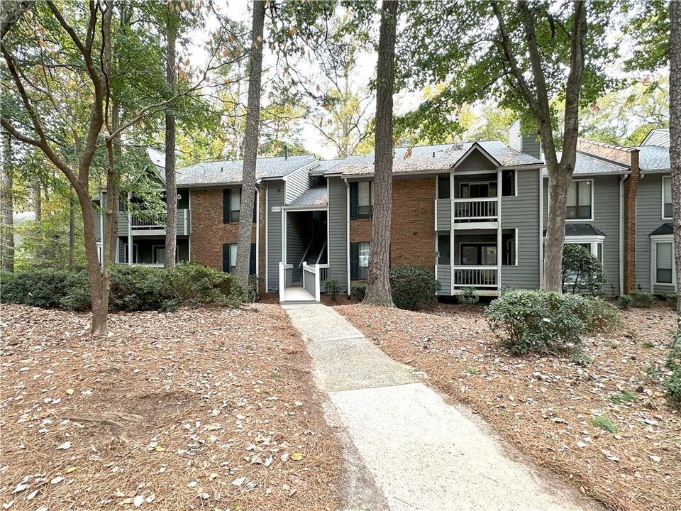 501 Warm Springs Cir in Roswell, GA - Building Photo