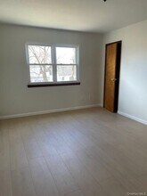 8 Deans Ln in Bayville, NY - Building Photo - Building Photo