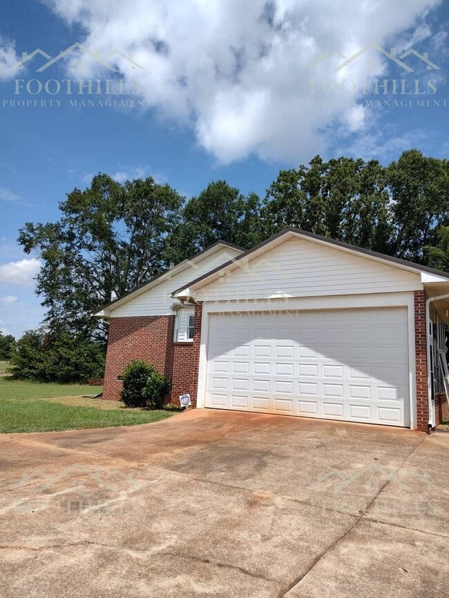 300 Bill Mouchet Rd in Starr, SC - Building Photo - Building Photo