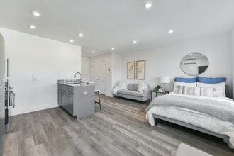 585 Essex St in Lynn, MA - Foto de edificio - Building Photo