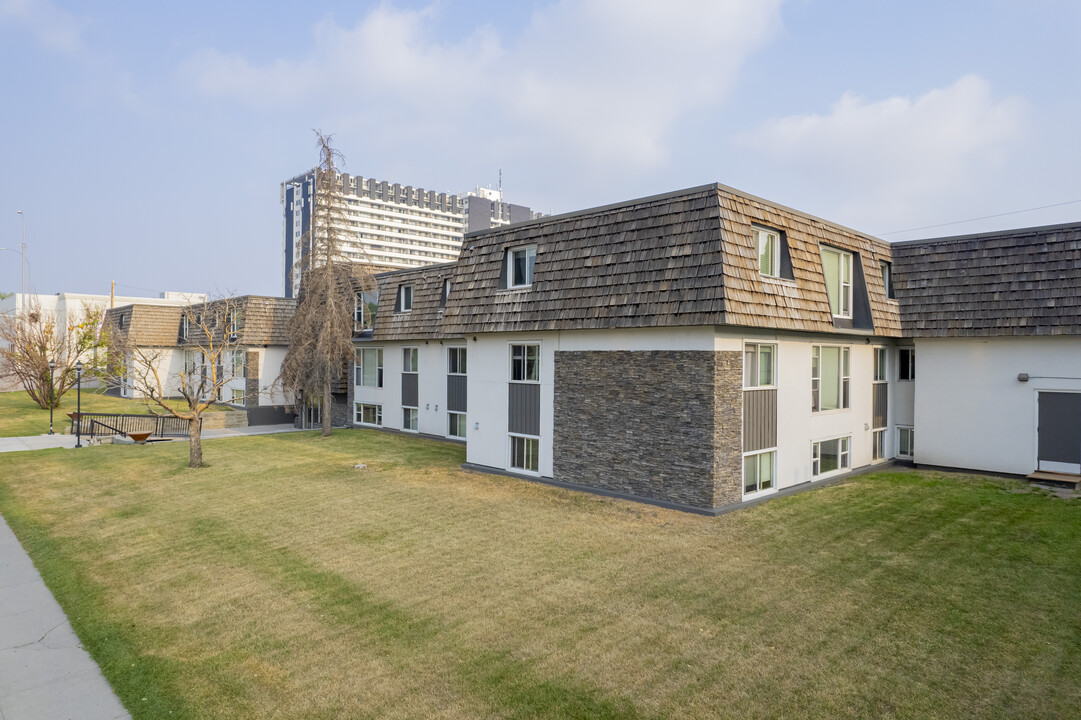 Kings Court in Calgary, AB - Building Photo