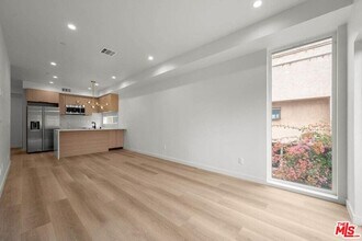 2001 Vista Del Mar Ave in Los Angeles, CA - Building Photo - Building Photo