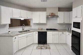 15334 Oak Terrace Dr in Houston, TX - Building Photo - Building Photo