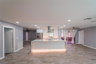 8107 NW 74th Ave in Tamarac, FL - Foto de edificio - Building Photo