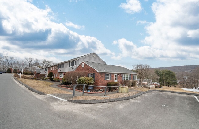 86 Old Farms Ln in New Milford, CT - Building Photo - Building Photo