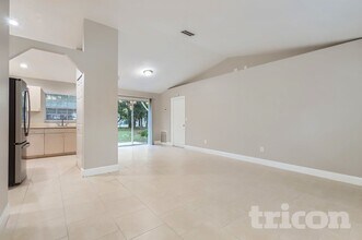 2527 Orange Ave in Mims, FL - Foto de edificio - Building Photo