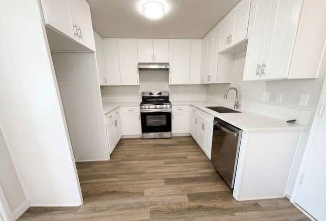 13142 E Mesa Verde Dr in Moorpark, CA - Foto de edificio - Building Photo