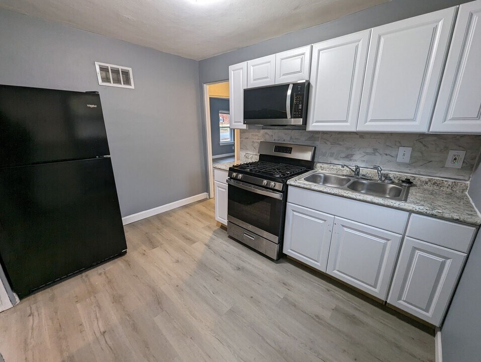 7884 Wayne Ave in University City, MO - Building Photo