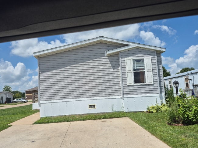 120 Golfview Ct in North Liberty, IA - Foto de edificio - Building Photo
