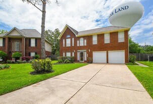 2226 Mill Creek Dr in Sugar Land, TX - Building Photo