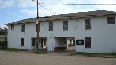 208 Perry St in Marlin, TX - Building Photo - Building Photo