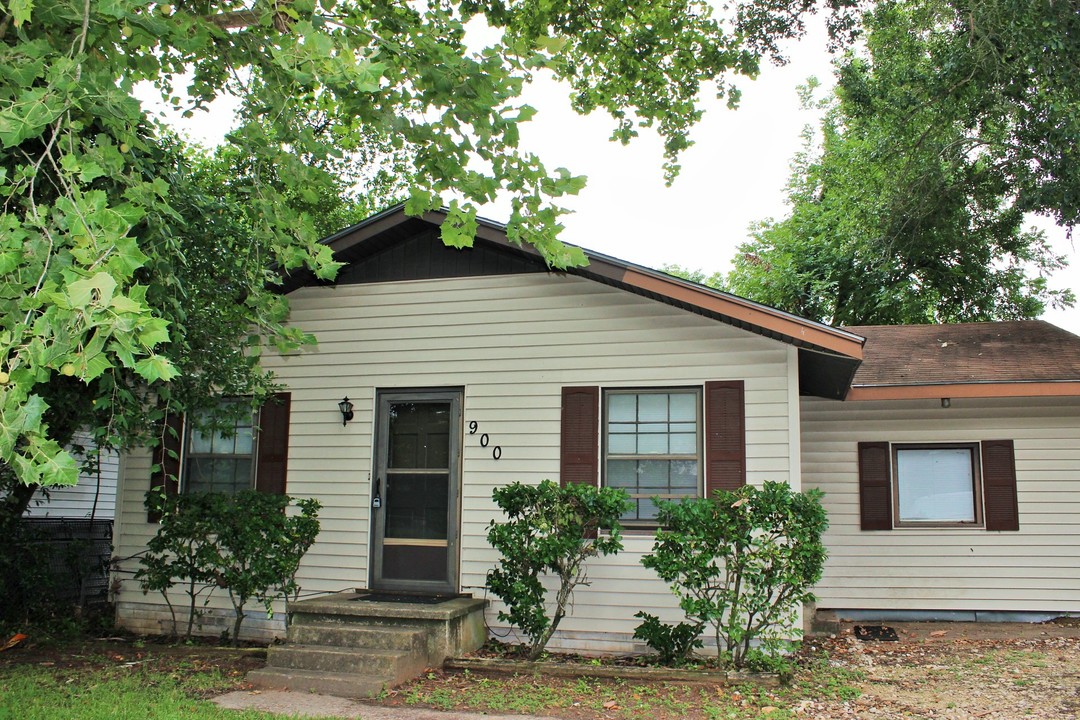 900 E Stone St in Brenham, TX - Foto de edificio