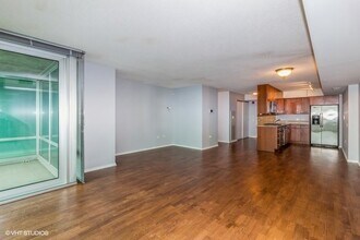 9715 Woods Dr in Skokie, IL - Foto de edificio - Building Photo