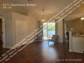 6371 Shadydale Ave in Spring Hill, FL - Foto de edificio - Building Photo