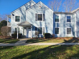 334 Artist Lake Dr in Middle Island, NY - Building Photo