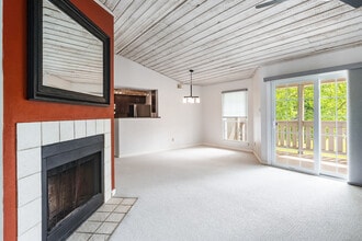 28 Crown Knoll Ct in Groton, CT - Building Photo - Building Photo