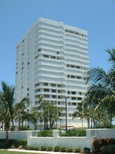 Miramar III Condominium in Jensen Beach, FL - Foto de edificio - Building Photo