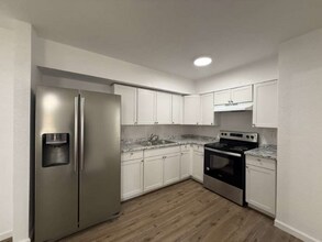 6718 Pear Tree in San Antonio, TX - Foto de edificio - Building Photo