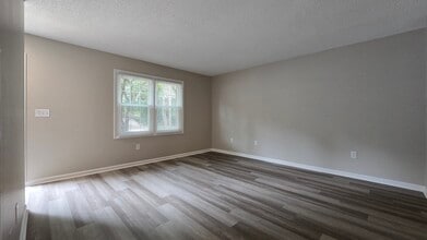 Wellington Place in Hickory, NC - Building Photo - Building Photo