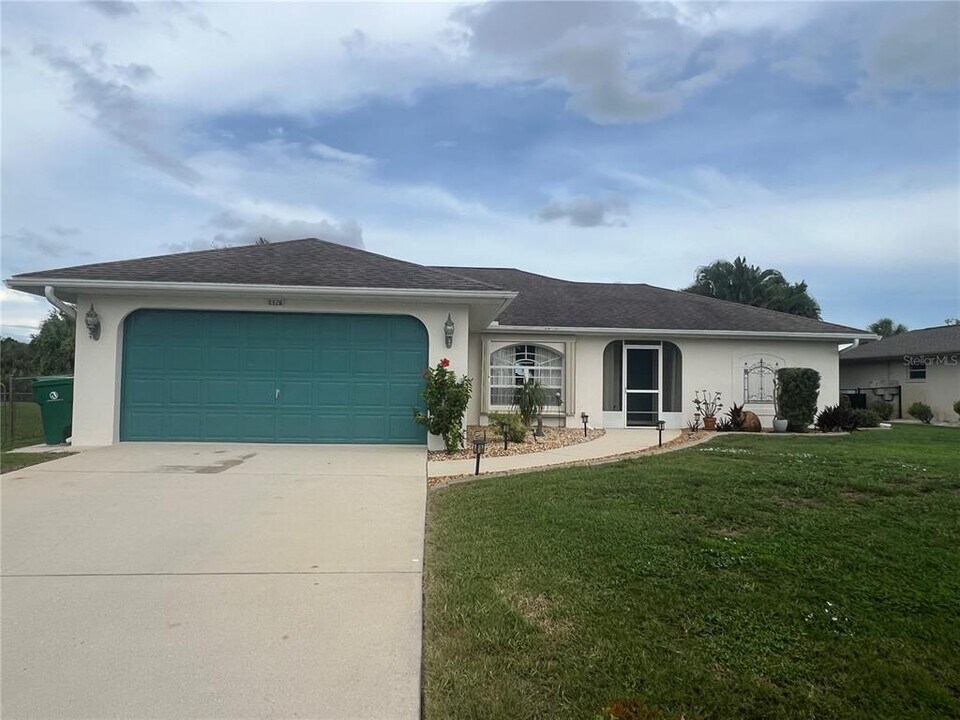 1126 Waterside St in Port Charlotte, FL - Building Photo