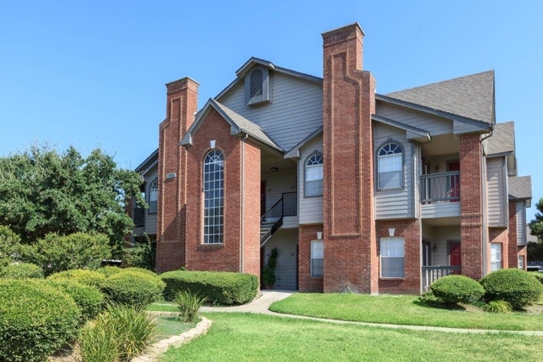 Holly Apartments in Eagle Pass, TX - Building Photo