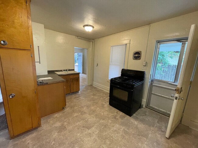 2418 California St NE in Minneapolis, MN - Building Photo - Building Photo
