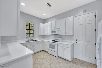 1126 Medan Ct N in Naples, FL - Building Photo - Building Photo