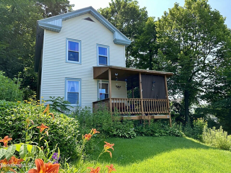 16 Briggs Ave in Pittsfield, MA - Building Photo
