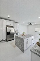 6538 Abbey Rd in Parkland, FL - Building Photo