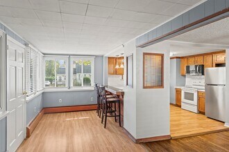 518 Quaker Ln S in West Hartford, CT - Foto de edificio - Building Photo