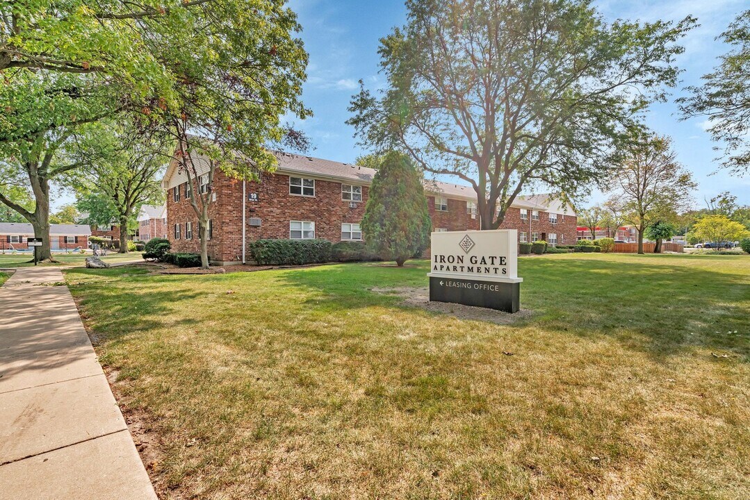 33 Briar St in Glen Ellyn, IL - Building Photo