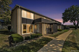 8691 Kennedy Cir N in Warren, MI - Building Photo