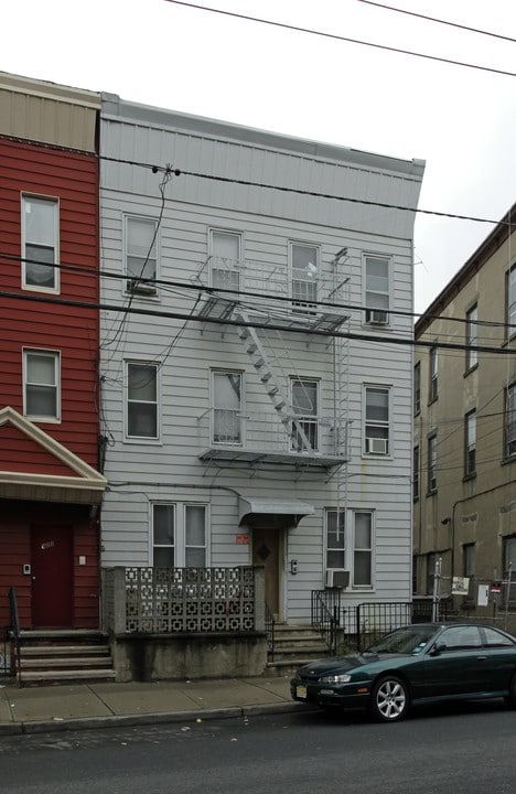 320 Summit Ave in Jersey City, NJ - Building Photo