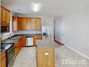 413 Stoney Run Dr in McLeansville, NC - Foto de edificio - Building Photo