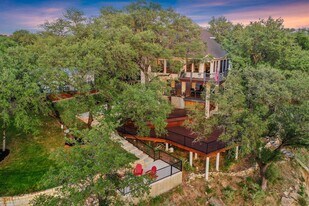 1352 Lakeshore Dr in Briarcliff, TX - Building Photo