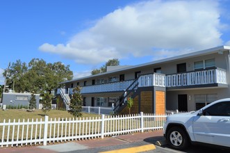 Hillview Apartments in Sarasota, FL - Building Photo - Building Photo