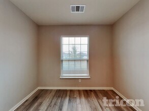 125 Bush Dr in Venus, TX - Foto de edificio - Building Photo