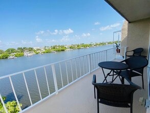 3575 S Ocean Blvd in South Palm Beach, FL - Foto de edificio - Building Photo