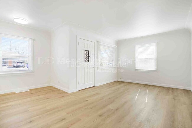 1741 Newark St in Aurora, CO - Building Photo - Building Photo