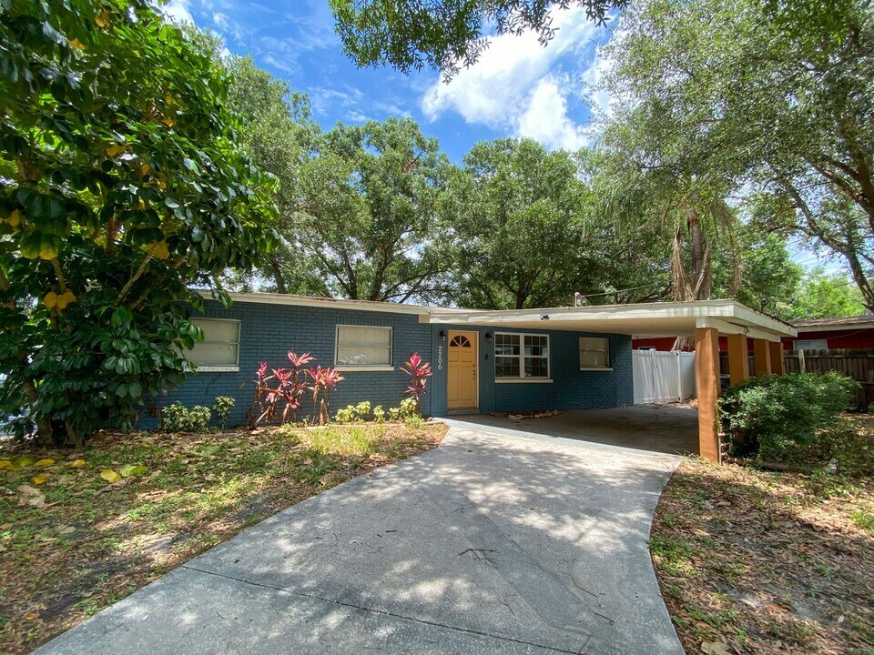 2206 E Bougainvillea Ave in Tampa, FL - Building Photo
