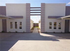 30 W Kenwood St in Edinburg, TX - Building Photo