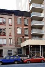 331 W 70th St in New York, NY - Building Photo - Building Photo