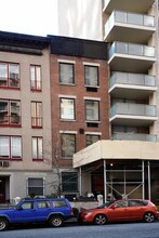 331 W 70th St in New York, NY - Building Photo - Building Photo