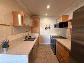 408 E Civic Center Dr, Unit 302 in Santa Ana, CA - Building Photo - Building Photo