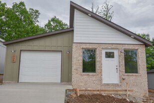 136 S Woodsprings Dr in Fayetteville, AR - Building Photo