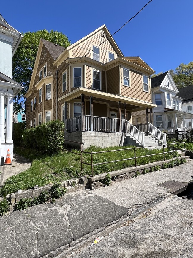 210 Woodlawn Terrace in Waterbury, CT - Building Photo - Building Photo