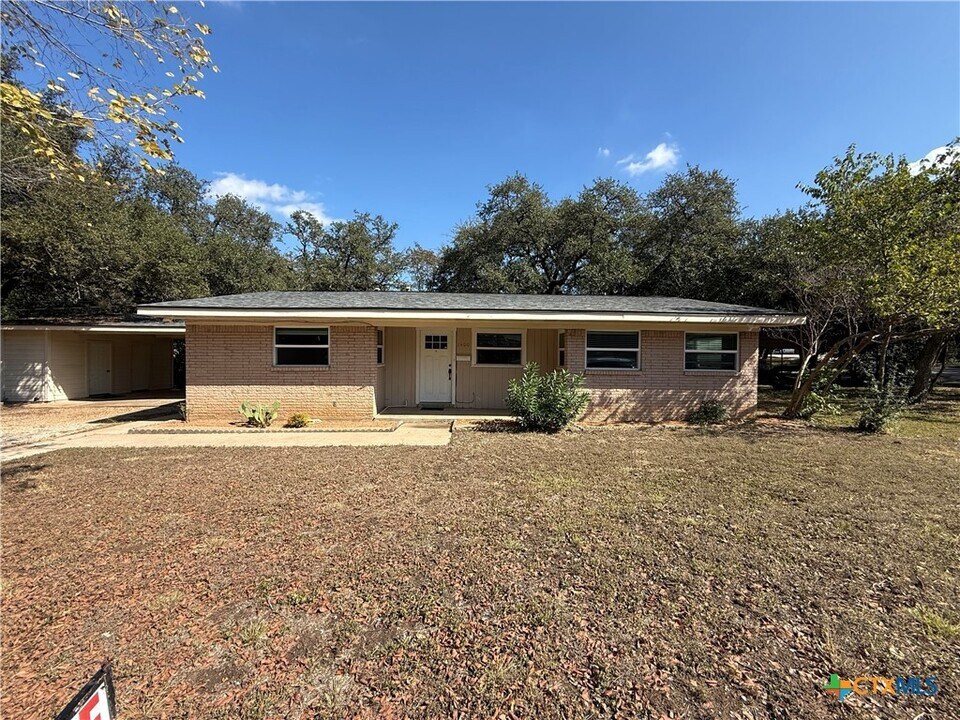 1400 N East St in Belton, TX - Building Photo